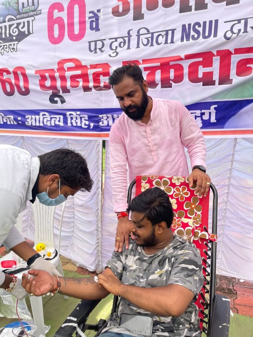 Durg district NSUI celebrated CM Baghel's birthday by donating 60 units of blood