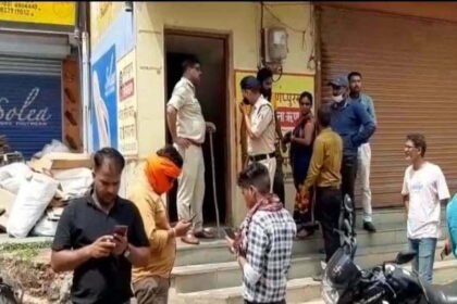 Robbery attempt at Mannapuram Gold Loan office: two armed masked men raided