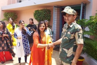 Sisters of Shivji Arpan Seva Samiti celebrated Rakshabandhan with the soldiers of the country