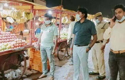 साप्ताहिक बाजार के दिन मार्ग जाम कर व्यापार करने वाले ठेले व गुमटी वालों को आयुक्त ने दी चेतावनी