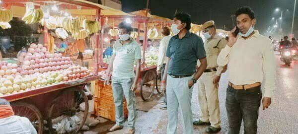 साप्ताहिक बाजार के दिन मार्ग जाम कर व्यापार करने वाले ठेले व गुमटी वालों को आयुक्त ने दी चेतावनी
