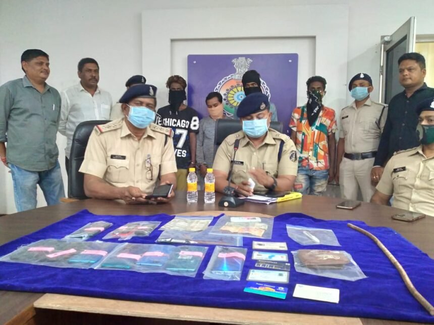 Vicious gang of robbers: They used to rob in the dark of night on the highway