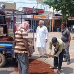 MLA Vora came out in the roads to fill the pits with the officials