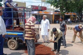 MLA Vora came out in the roads to fill the pits with the officials