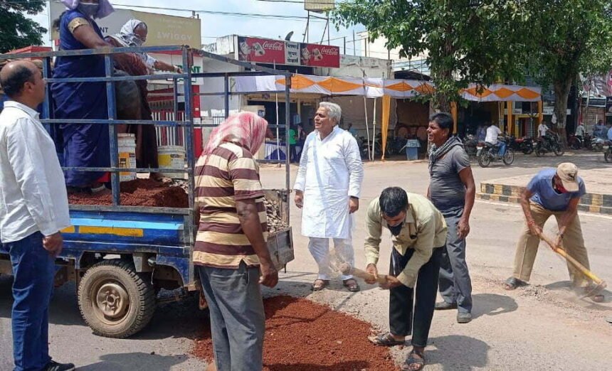 MLA Vora came out in the roads to fill the pits with the officials