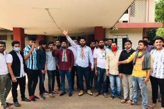 Unique performance of young Congressmen: protested by presenting a sapling of shameless to the BSP management