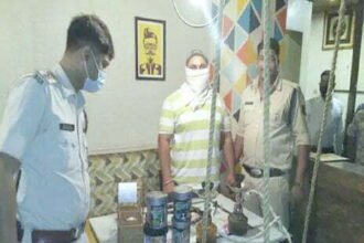 Police attack on drugs: Police team raid in hookah bar