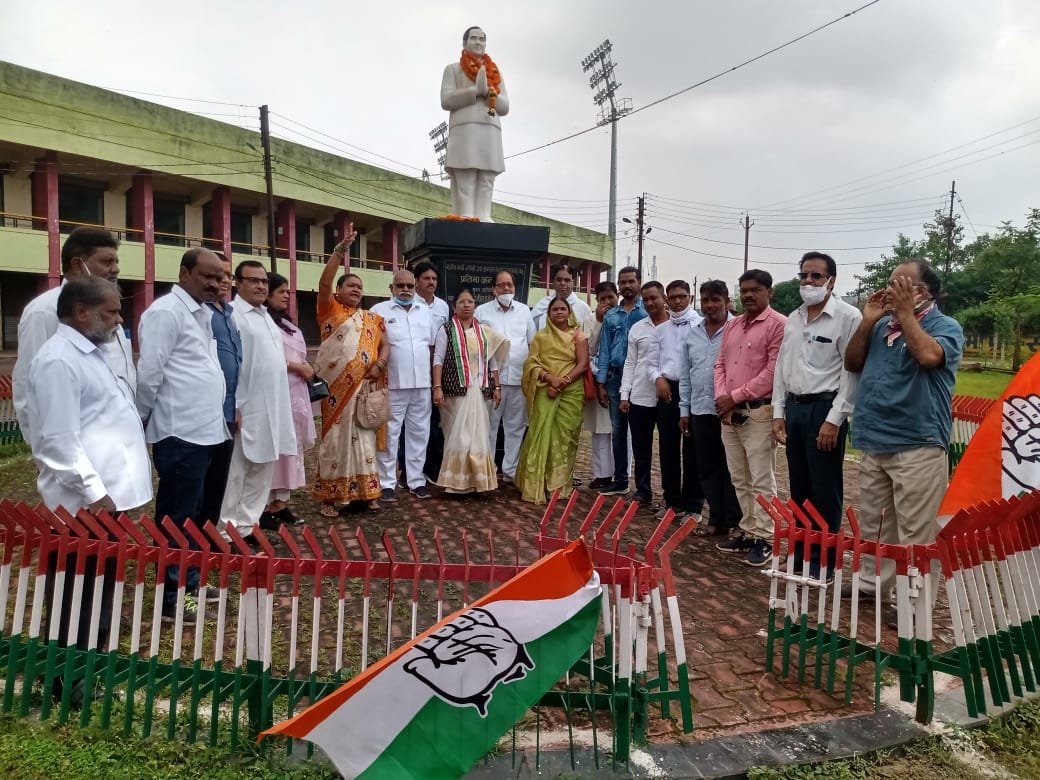 District Congress Bhilai bowed down on the birth anniversary of former Prime Minister Rajiv