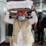 अफगान संकट: दिल्ली लाई गई गुरुग्रंथ साहिब की प्रति को मंत्री पुरी ने माथे पर उठाया, अब तक 626 लोग भारत पहुंचे