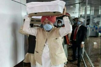 अफगान संकट: दिल्ली लाई गई गुरुग्रंथ साहिब की प्रति को मंत्री पुरी ने माथे पर उठाया, अब तक 626 लोग भारत पहुंचे