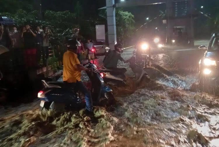 देहरादून में बादल फटने से तबाही, घरों में घुसा पानी व मलबा, पुल और सड़कें ध्वस्त