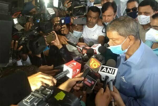 देहरादून में नाराज विधायकों की बंद कमरे में बैठक, हरीश रावत बोले- कैप्टन के नेतृत्व में ही लड़ा जाएगा चुनाव
