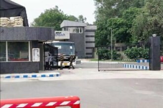 काबुल से 35 यात्रियों को लेकर एक और विमान हिंडन वायु सेना एयरपोर्ट पहुंचा प्लेन, लगे वंदे मातरम के नारे