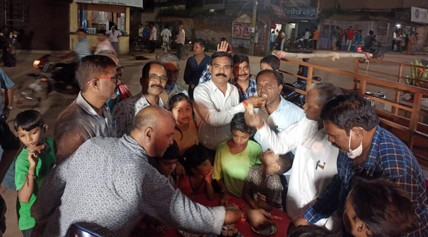 ब्लॉक कांग्रेस कमेटी क्रमांक-1 ने केक काटकर मनाया सीएम बघेल का जम्मदिन