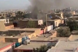 अमेरिकी अलर्ट के बीच काबुल एयरपोर्ट पर फिर बड़ा धमाका, मकानों पर रॉकेट से किया गया हमला, देखे विडियो