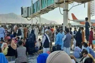 काबुल एयरपोर्ट के नजदीक करीब 150 लोगों को तालिबान ने किया किडनैप, अधिकतर भारतीय: अफगान मीडिया