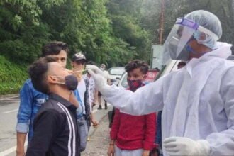 देश में कोरोना: नवरात्र के पहले दिन संक्रमण के मामले फिर से बढ़े, बीते 24 घंटे में सामने आए 22,431 नए केस