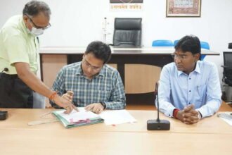 The new commissioner of Bhilai Corporation, Mr. Prakash Sarve took charge