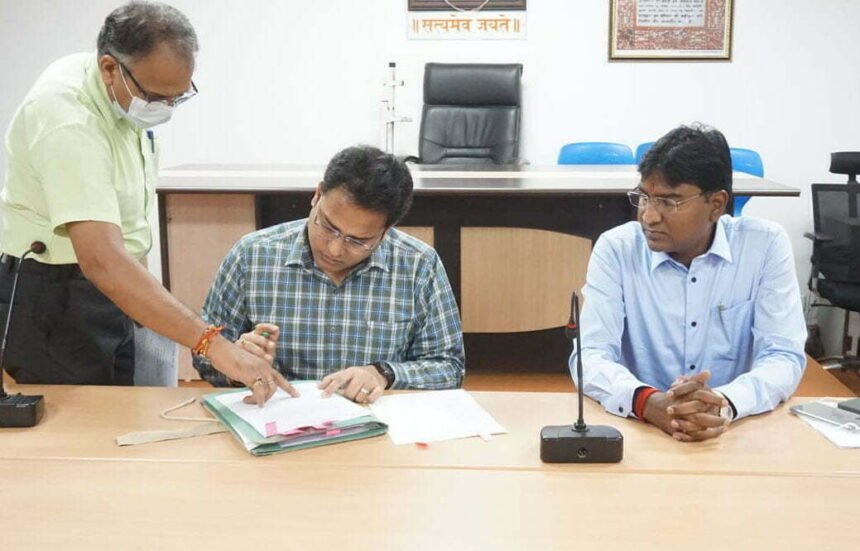 The new commissioner of Bhilai Corporation, Mr. Prakash Sarve took charge