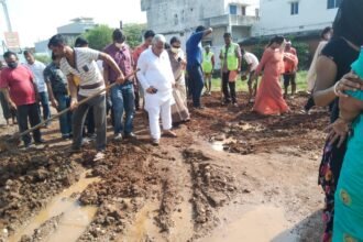 MLA Vora reached among the people to solve the problems of the people