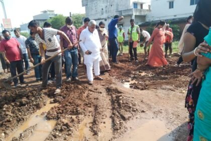 MLA Vora reached among the people to solve the problems of the people