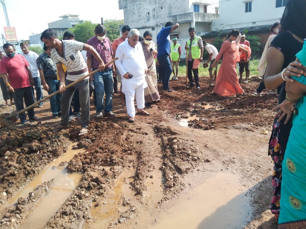 MLA Vora reached among the people to solve the problems of the people