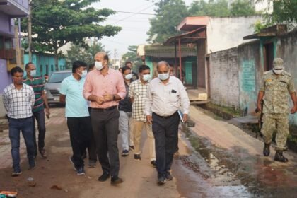 To know the status of drinking water, the collector reached Khursipar at 6 o'clock in the morning