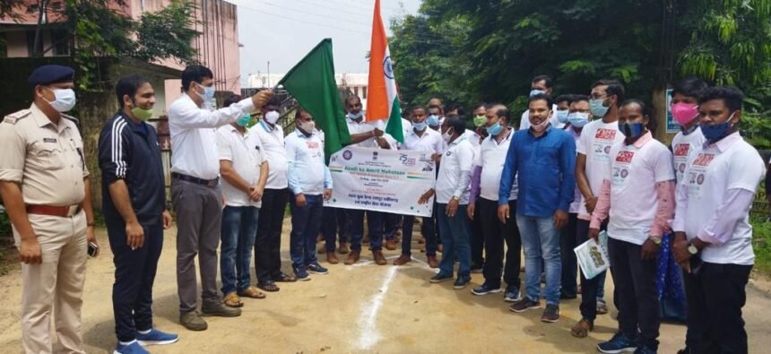 Organizing Fit-India Freedom-Run in Gariaband: Hundreds of youths participated