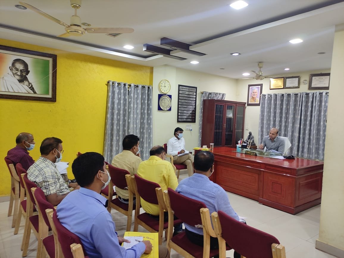 Collector Dr. Sarveshwar Narendra Bhure took a meeting of officers in Bhilai Municipal Corporation