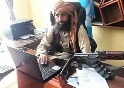 बंदूक की नोक पर इकॉनमी? यह बंदूकधारी बैंकर है अफगानिस्तान के सेंट्रल बैंक का मुखिया हाजी मोहम्मद इदरिस