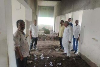 स्वास्थ्य केन्द्र गौशाला और मधुशाला में हो रहा तब्दील, जल्द पूर्ण करें रूके हूए निर्माण कार्य-विधायक वोरा