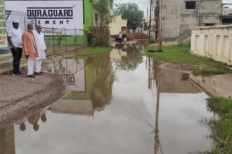 5 करोड़ के नाले नाली का निर्माण स्वीकृति के बाद भी 4 माह से अटका, जल भराव से आक्रोशित लोगों ने विधायक वोरा से की शिकायत
