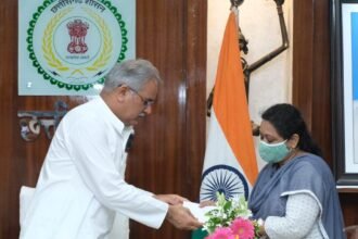 Chief Minister gave checks of assistance to the families of journalists who died from Kovid-19