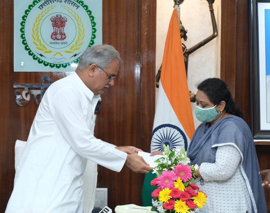 Chief Minister gave checks of assistance to the families of journalists who died from Kovid-19