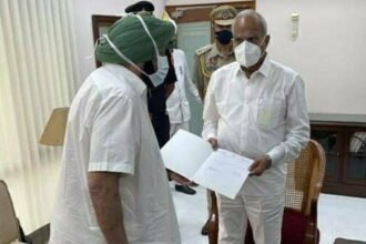 कांग्रेस के हाथ से उड़ता पंजाब, कलह के बीच कैप्टन अमरिंदर सिंह ने छोड़ा CM पद, मंत्रियों का भी इस्तीफा