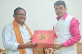 Daya gave Navratri invitation to former Home Minister Paikra: Khursipar will come to attend Mata's post