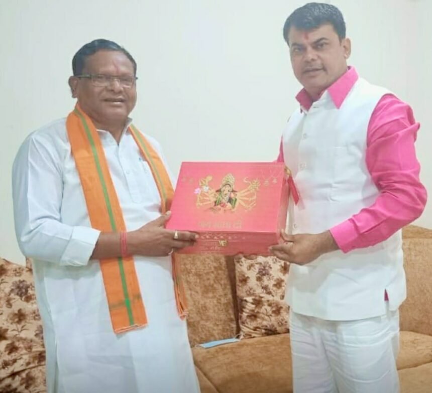 Daya gave Navratri invitation to former Home Minister Paikra: Khursipar will come to attend Mata's post