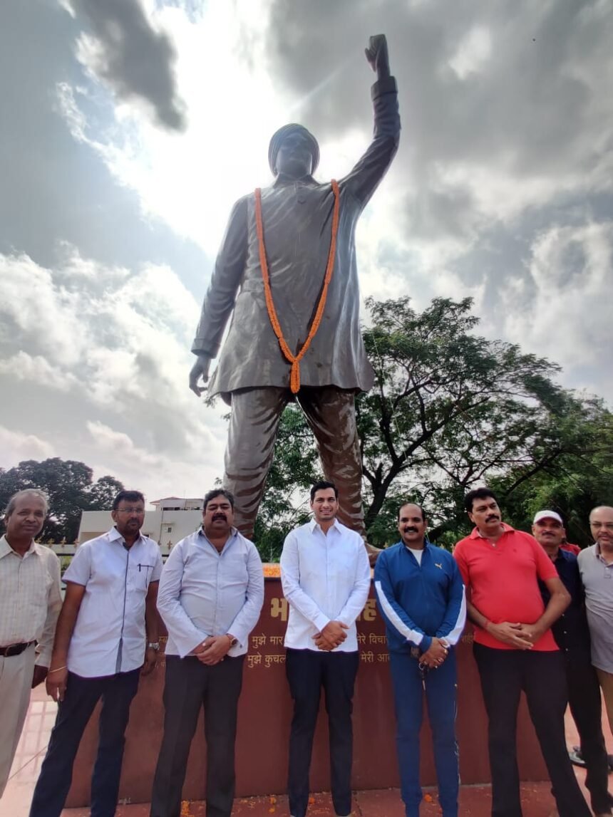 MLA Devendra Yadav paid floral tributes to the country's biggest martyr Bhagat Singh's statue.