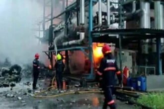 कपड़ा फैक्टरी में धमाके के बाद लगी भीषण आग, एक की मौत, चार घायल