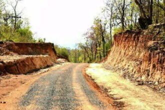 वनांचल क्षेत्र में सड़क निर्माण से मिलने लगी बुनियादी सुविधाएं : नारायणपुर में पहाड़ों को काटकर बनाया गया सड़क मार्ग