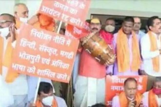 नमाज के लिए कमरा आवंटन के खिलाफ बीजेपी विधायकों का हंगामा, भजन-कीर्तन करने बैठे