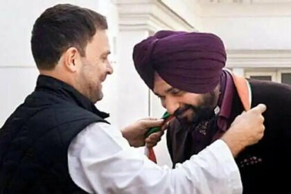 फंस गई कांग्रेस: सिद्धू का इस्तीफा मान ले तो कम होगा एक चेहरा, न माने तो बढ़ेगी मुश्किल
