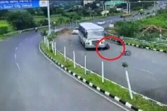 बस के नीचे आकर भी बाल-बाल बच गया यह शख्स, देखे सोशल मीडिया पर वायरल विडियो