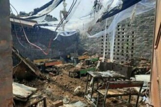 हादसा: स्कूल के कमरे की छत गिरी, तीसरी कक्षा के 27 बच्चे और तीन मजदूर मलबे में दबने से घायल