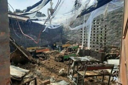 हादसा: स्कूल के कमरे की छत गिरी, तीसरी कक्षा के 27 बच्चे और तीन मजदूर मलबे में दबने से घायल