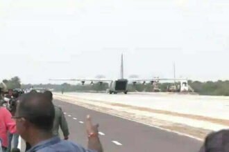 नेशनल हाईवे पर वायुसेना का शक्ति प्रदर्शन, पहली बार सुखोई की लैंडिंग, गडकरी-राजनाथ भी थे सवार