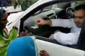 तेजस्वी यादव का नोट बांटने वाला वीडियो वायरल, आरजेडी बोली- गरीबों की मदद करने में क्या बुराई? देखें वीडियो