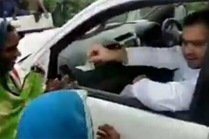 तेजस्वी यादव का नोट बांटने वाला वीडियो वायरल, आरजेडी बोली- गरीबों की मदद करने में क्या बुराई? देखें वीडियो