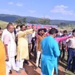 पांच किलोमीटर पैदल चलकर मछली नदी के दलधोआ घाट पहुंचे मंत्री अमरजीत भगत…. बांध निर्माण क्षेत्र का किया दौरा