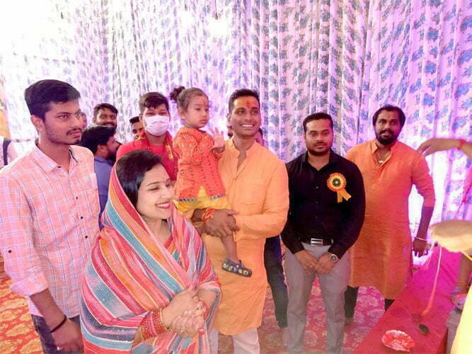 विधायक देवेंद्र यादव ने सहपरिवार किया शहर के दुर्गा पंडालों में देवी मां के दर्शन
